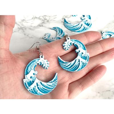 Deniz Dalgası Temalı Renkli Figürlü Plastik Küpe - Hafif ve Eğlenceli Tasarım