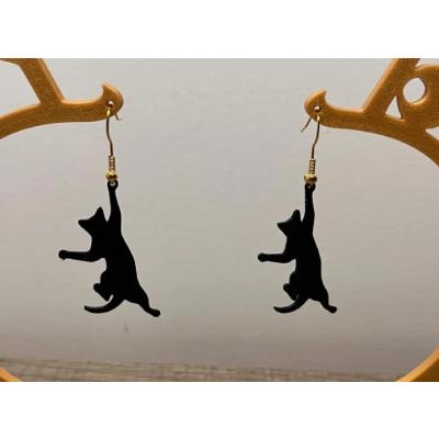 Kar Kedi Temalı Renkli Figürlü Plastik Küpe - Hafif ve Eğlenceli Tasarım