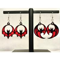 Kırmızı Siyah Yarasa Temalı Renkli Figürlü Plastik Küpe - Hafif ve Eğlenceli Tasarım