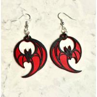 Kırmızı Siyah Yarasa Temalı Renkli Figürlü Plastik Küpe - Hafif ve Eğlenceli Tasarım