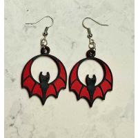 Kırmızı Siyah Yarasa Temalı Renkli Figürlü Plastik Küpe - Hafif ve Eğlenceli Tasarım