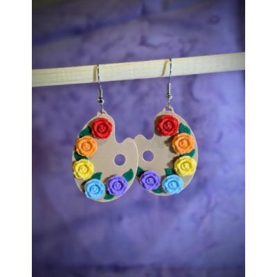 Renkli Gül Paleti Temalı Renkli Figürlü Plastik Küpe - Hafif ve Eğlenceli Tasarım